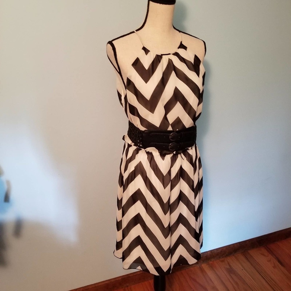 GUESS NWT Black & White Chevron Print Dress with Oversized Belt Size 10  | $128